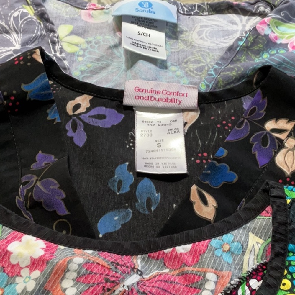 Scrub tops 5 with 2 pants size small - Picture 3 of 9